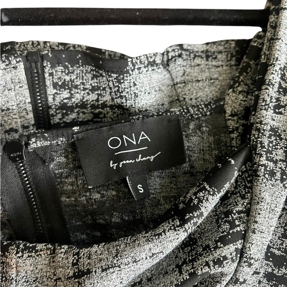 🩶𝐎𝐍𝐀 𝐛𝐲 𝐘𝐨𝐨𝐧 𝐂𝐡𝐮𝐧𝐠 Tweed Print Crop Top - Picture 4 of 5